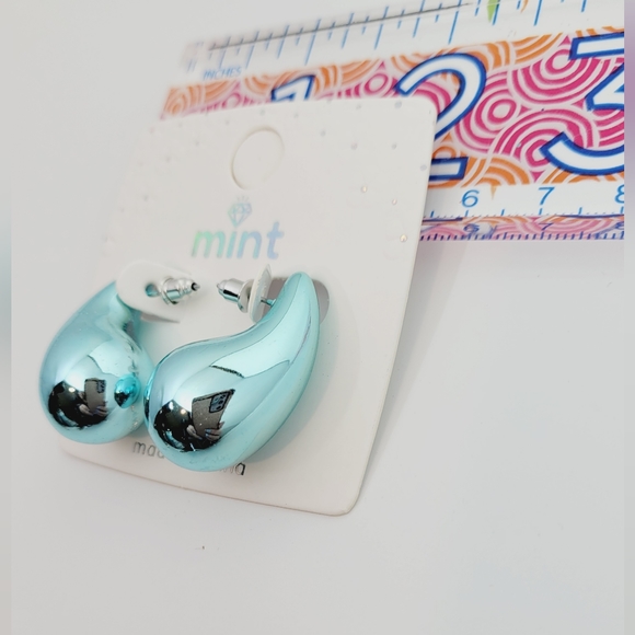 NEW-💠-Aqua Metallic Post Earrings-"bottega veneta Style" - Picture 3 of 4